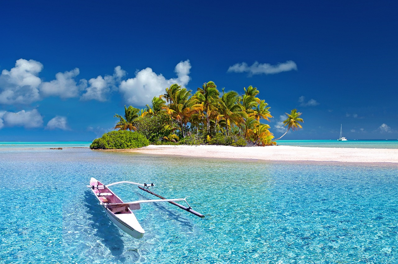 Tropische Insel mit türkisblauem Meer und entspannter Urlaubsatmosphäre