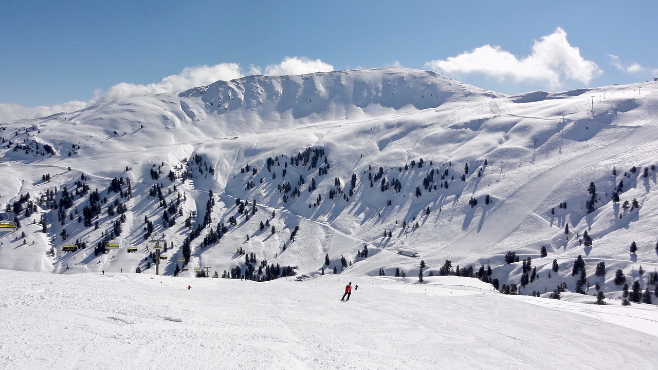 Verschneite Alpenlandschaft mit Skigebiet und Panorama für Skiurlaub in Österreich