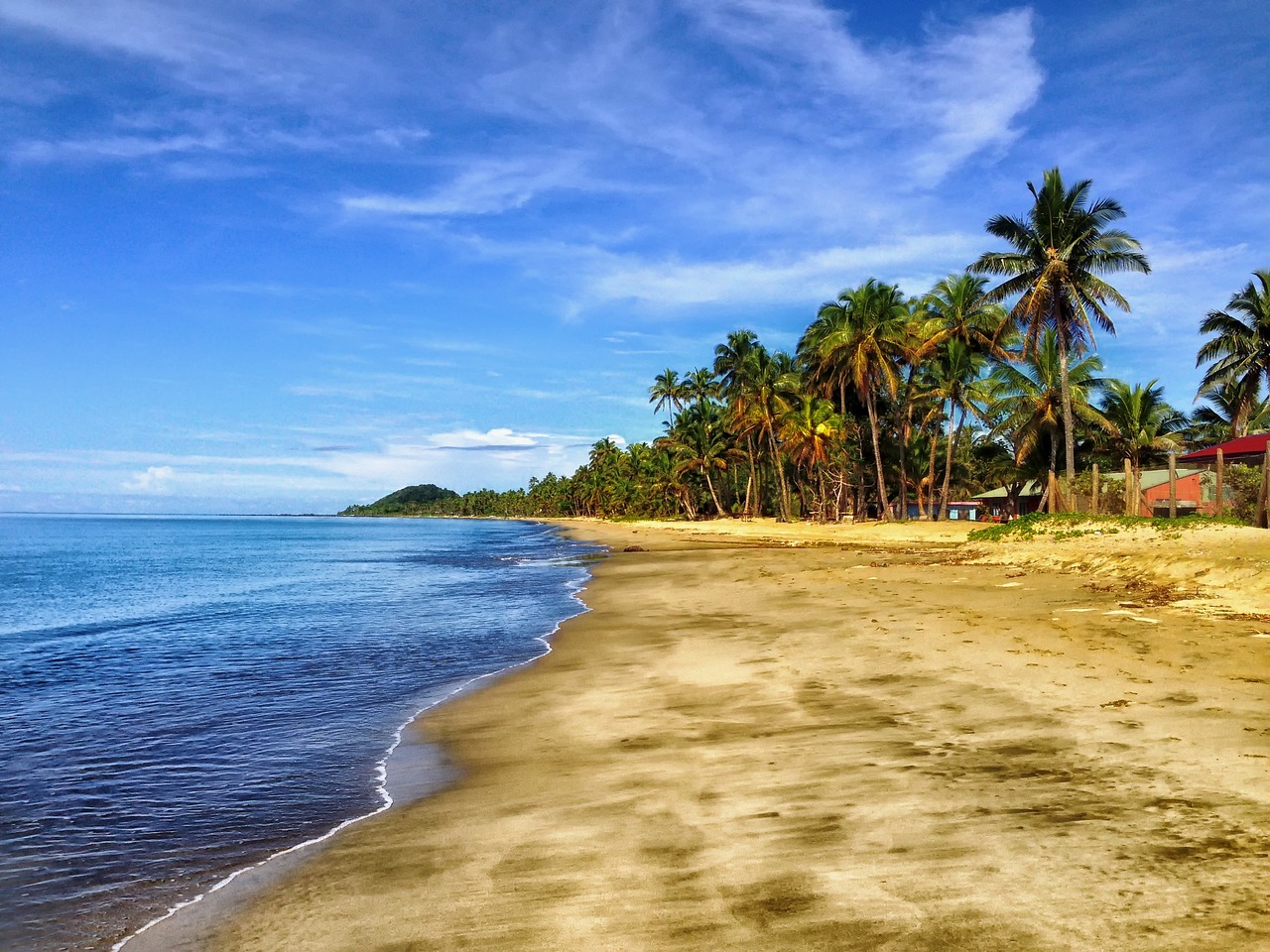 Tropischer Sandstrand mit Palmen, türkisblauem Meer und ruhiger Urlaubsatmosphäre